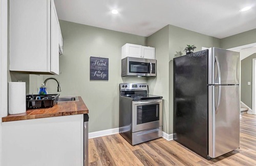 Huntsville Apartment | Mins to Mins to Downtown & Arsenal-Pool- Huntsville Oasis