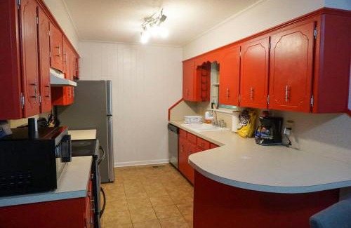 River Mountain House | Mins to River Mountain Park Dining & Shopping