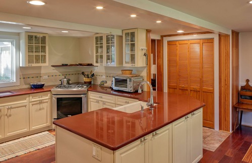 Easton House | Minutes from Downtown Easton and St. Michaels | Private Dock | Kayaks | Pet Frie