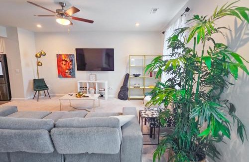 Cary House | Minutes from Fenton, WakeMed, UNC Rex, RDU, RTP & Downtown