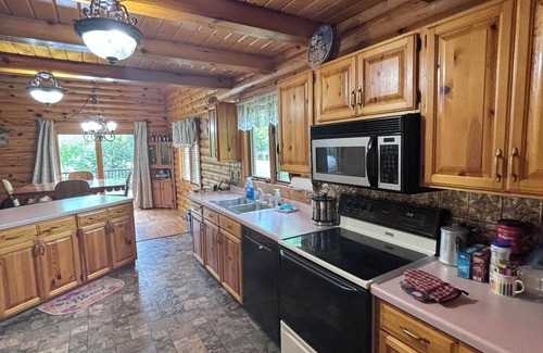 Baudette House | Minutes from Lake of The Woods, on Rainy River beautiful year round home!