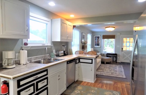 Pensacola Cottage | Minutes from marinas, downtown, bases and more!