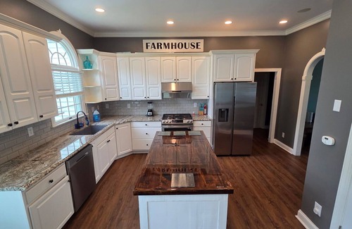 Ocoee House | Minutes from the Ocoee River! Farmhouse that sleeps 18! 3 King Suites!