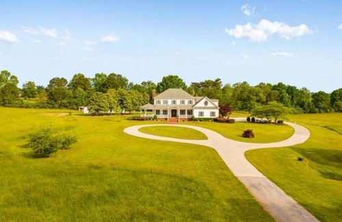 Ocoee House | Minutes from the Ocoee River! Farmhouse that sleeps 18! 3 King Suites!