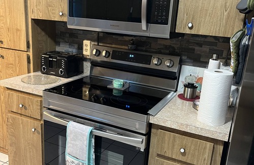 Lecanto House | Minutes from the water Sweet Vacation Home Sleeps 6 close to Shops & Restaurants