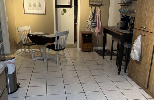 Lecanto House | Minutes from the water Sweet Vacation Home Sleeps 6 close to Shops & Restaurants