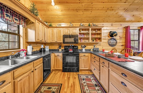 Sevierville Cabin | Minutes to Dollywood/Attraction-Spacious log Cabin-Resort Pool-Hot Tub-Cozy!