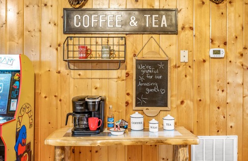 Sevierville Cabin | Minutes to Dollywood/Attraction-Spacious log Cabin-Resort Pool-Hot Tub-Cozy!