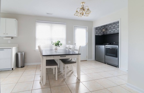 Apex House | Minutes to downtown Apex! Freshly renovated! Sleeps up to 8! Big backyard!