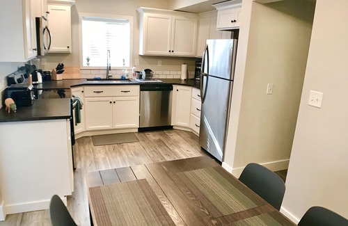 Depot Bench House | Minutes to Downtown! Spacious, quiet and CLEAN!