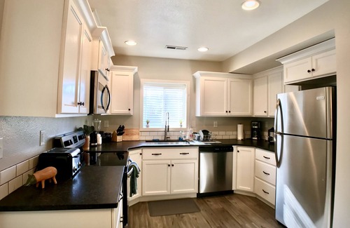 Depot Bench House | Minutes to Downtown! Spacious, quiet and CLEAN!