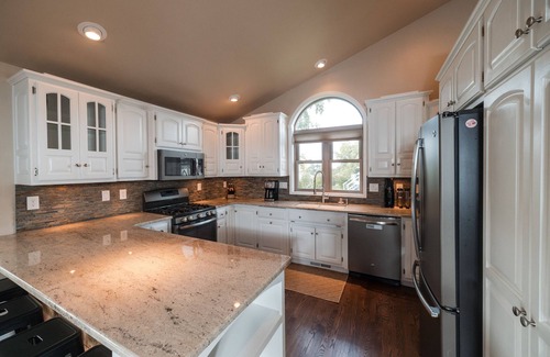 Green Bay House | Minutes to Lambeau, Quiet Running Routes, Park Nearby, Pet-Friendly Retreat!