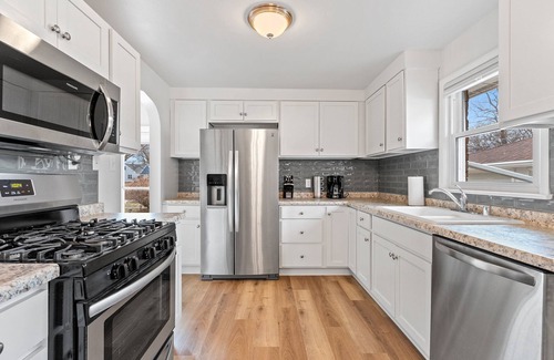 Green Bay House | Minutes to Lambeau, Remodeled, Modern & Clean