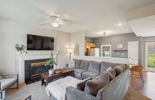 Granger House | Minutes to ND-Sleeps 10+, Family+Pet-Friendly, Early Check-In, Big Yard & Clean!