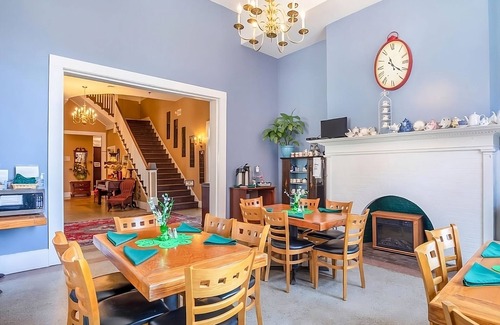 Abbeville House | Minutes to West Cambridge Park! FREE Onsite Parking and FREE Breakfast!