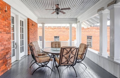 Abbeville House | Minutes to West Cambridge Park! FREE Onsite Parking and FREE Breakfast!