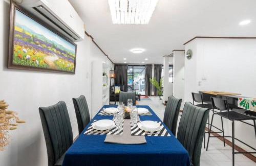 Samsen Nok Villa | MIQ HK16 - 3BR Huai Khwang MRT with Pool Table near Jodd Fair