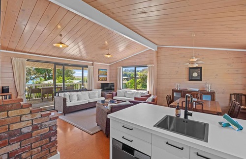 Palm Beach House | Miro Beach House at Palm Beach - Miro Cottage is a quintessential kiwi bach right next the white sands and lapping waves of picturesque palm beach. Accommodating up to 6 guests, with three bedrooms a good-sized family bathroom and open plan living ar