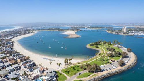 South Mission Beach Apartment | Mission Point 1 by AvantStay San Diego Beach House w Huge Patio Fire Pit Walk to Beach