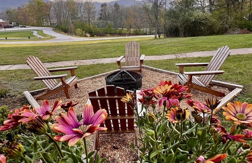 Franklin Cabin | Misty Mountain Cozy & Stylish 2BR Cabin w/Fire Pit near River & Attractions