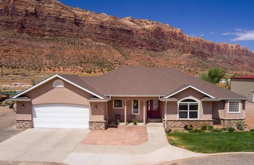Moab South Valley House | MO'ABventures Canyonlands National Park 9 beds 6 bath .7 acre Parking UTV'S nn