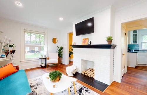 Bloomington Cottage | Mod 2-bedroom cottage w/ game room+private parking