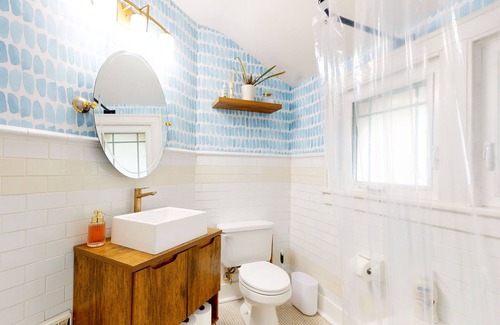 Bloomington Cottage | Mod 2-bedroom cottage w/ game room+private parking