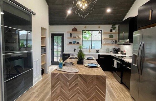 Cramerton House | Mod/2BR fire pit+corn hole+bikes+kayaks+private golf+gym+pass. Close to CLT