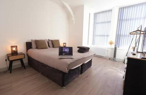 Desborough Apartment | Modern 1 & 2 Bed Apartments, Desborough, Kettering, Sleeps 3, Free Parking, WIFI, Ideal for Families & Relocations