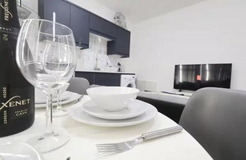 Desborough Apartment | Modern 1 & 2 Bed Apartments, Desborough, Kettering, Sleeps 3, Free Parking, WIFI, Ideal for Families & Relocations