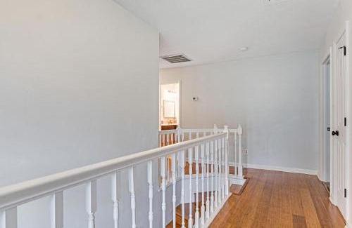 Peach Orchard Cabin | Modern 1- Queen Bed On Quiet Block