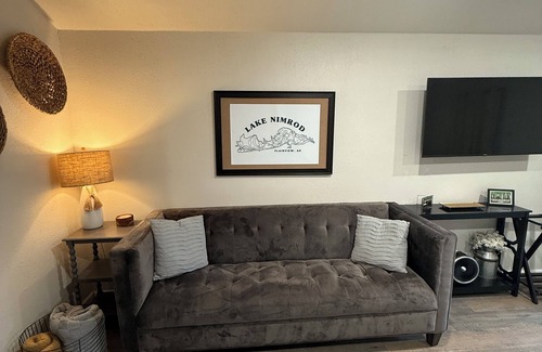 Plainview Cabin | Modern 2 bed cabin 2 miles from Lake Nimrod and within 30 mins of 4 state parks