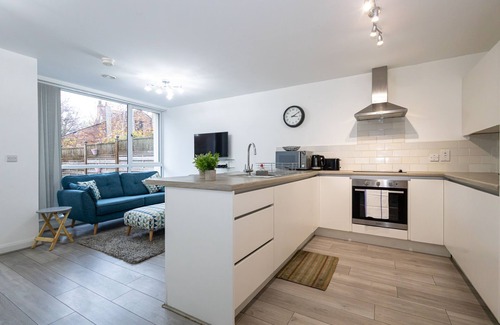Chorlton-cum-Hardy House | Modern 2 Bed Home with Free Parking & Garden in Manchester