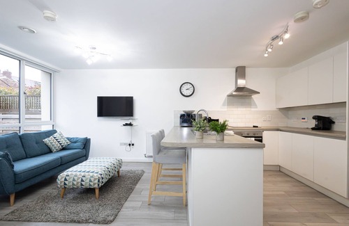 Chorlton-cum-Hardy House | Modern 2 Bed Home with Free Parking & Garden in Manchester