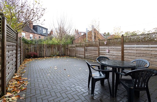 Chorlton-cum-Hardy House | Modern 2 Bed Home with Free Parking & Garden in Manchester
