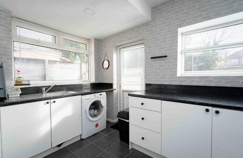 Liverpool House | Modern 2-Bed House Liverpool close to Aintree Hosp