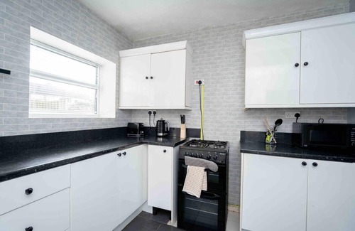 Liverpool House | Modern 2-Bed House Liverpool close to Aintree Hosp