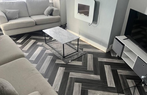 Liverpool House | Modern 2-Bed House Liverpool close to Aintree Hosp