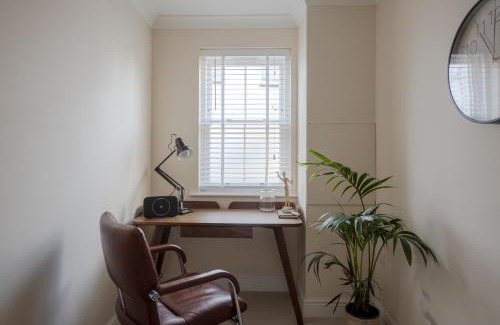 Chelmsford House | Modern 2 bed town house quiet street near station