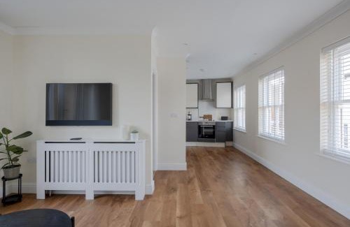 Chelmsford House | Modern 2 bed town house quiet street near station