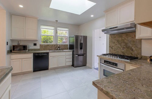 San Jose House | Modern 2 Bedroom 2 Bath House With Botanic Large Garden, Deck and Backyard