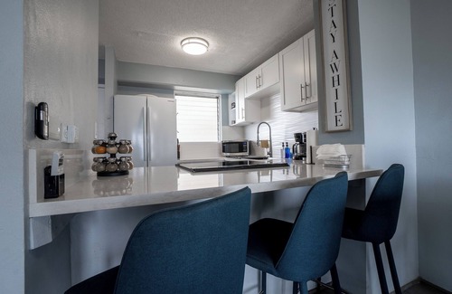 McCully - Moiliili Condo | Modern 2bdrm condo in Waikiki with full kitchen and convenient free parking.