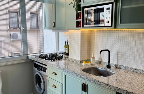 Fındıkzade Condo | Modern 2BR – 1 Min to Tram, 5 Min to Metro – Family Friendly, A/C, Netflix, Wifi