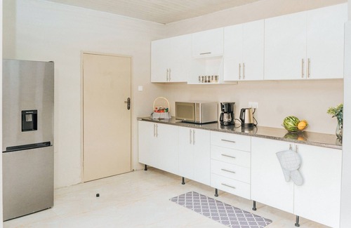 Lusaka Apartment | Modern 2BR 10 min to Lusaka Airport ~Naya ~ Parkng ~24/7Solar