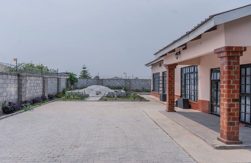 Lusaka Apartment | Modern 2BR 10 min to Lusaka Airport ~Naya ~ Parkng ~24/7Solar