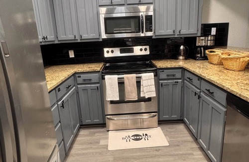 South Arlington House | Modern 2BR,2BA Retreat near AT&T Stadium, Six Flags & Epic Waters, globe