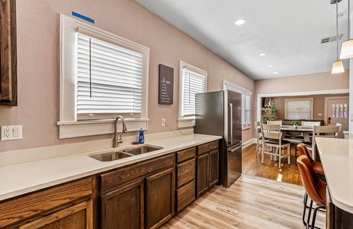 El Paso Condo | Modern 2BR/2BA Work Desks + 3 TV El Paso