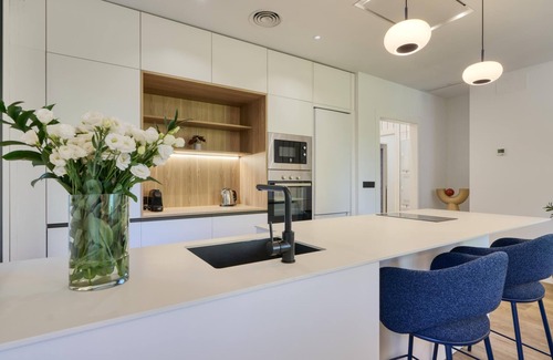 La Buhaira Apartment | Modern 2BR Apt with Terrace & Free Parking