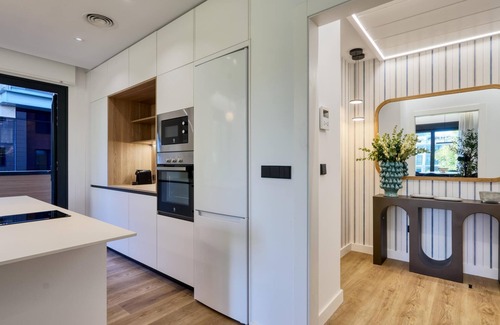 La Buhaira Apartment | Modern 2BR Apt with Terrace & Free Parking