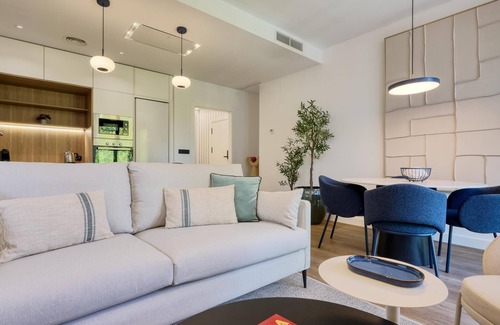 La Buhaira Apartment | Modern 2BR Apt with Terrace & Free Parking